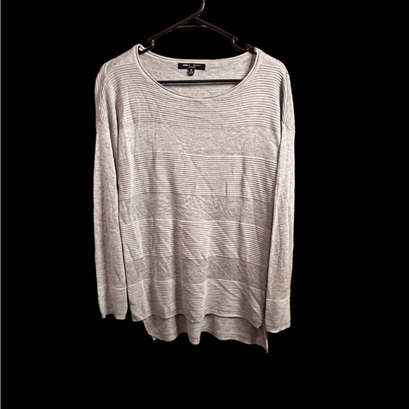 Romeo & Juliet Couture Tops - 𝅺romeo & Juliet Couture, women’s gray tunic sweater, size small